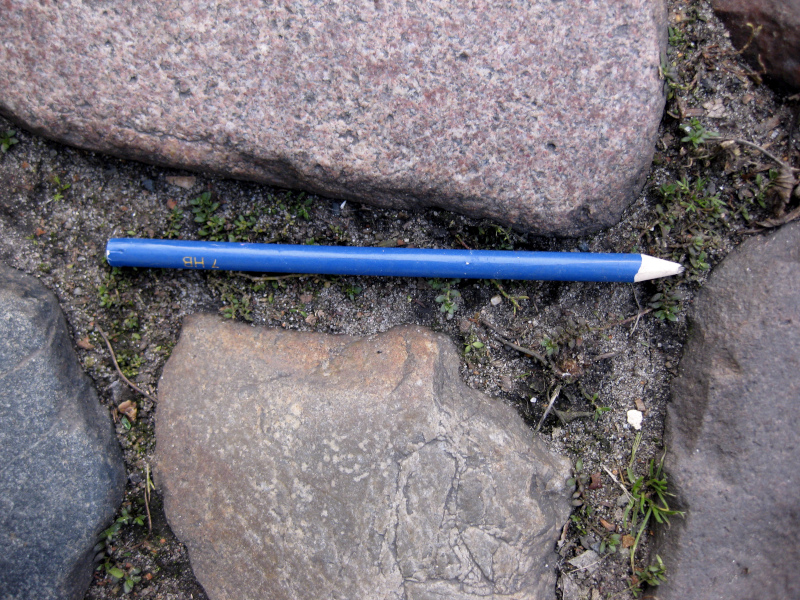 Bleistift Bleistift liegt auf gepflasterter Straße