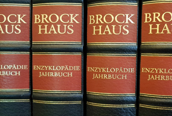 Foto des Einbands eines Brockhaus Jahrbuchs